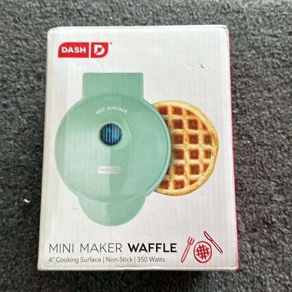 Mini waffle maker. Has a 4 inch cooking surfaces. 350 watts - Picture 2 of 3